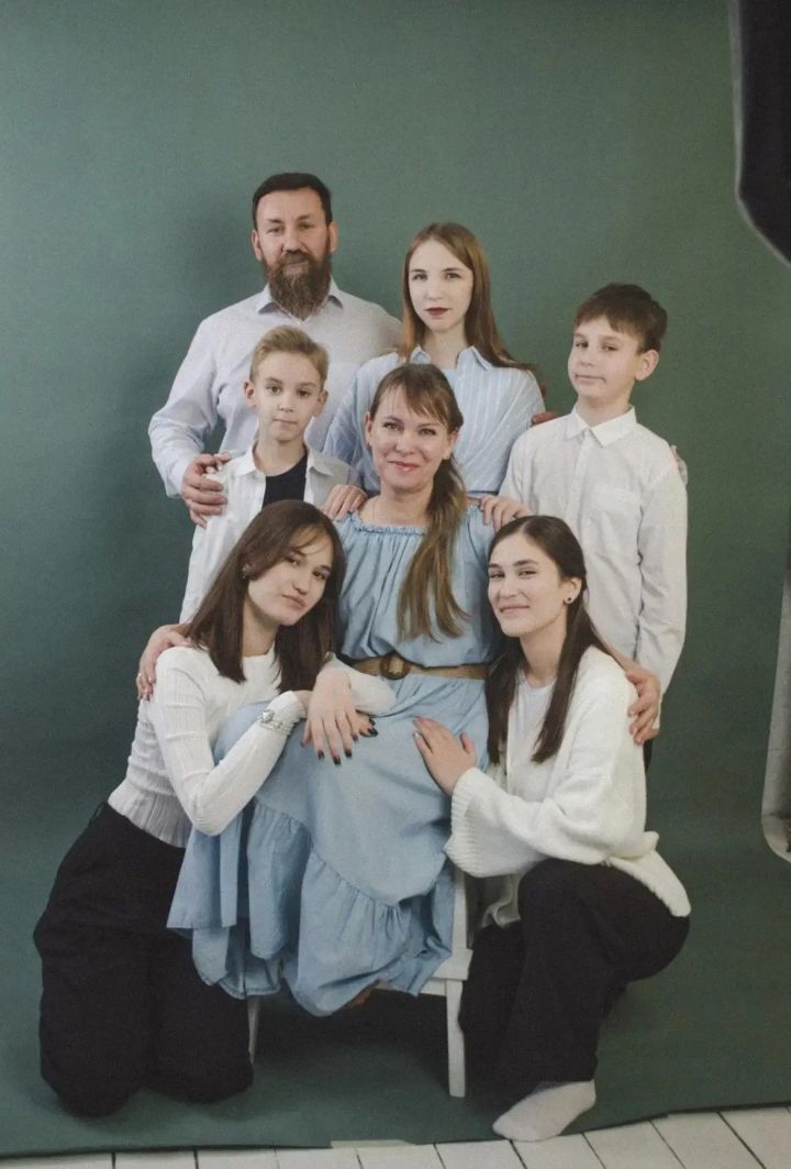 «Я увидела ребёнка, который старается выжить»: как многодетная семья из Спасского района обрела ещё одну дочь