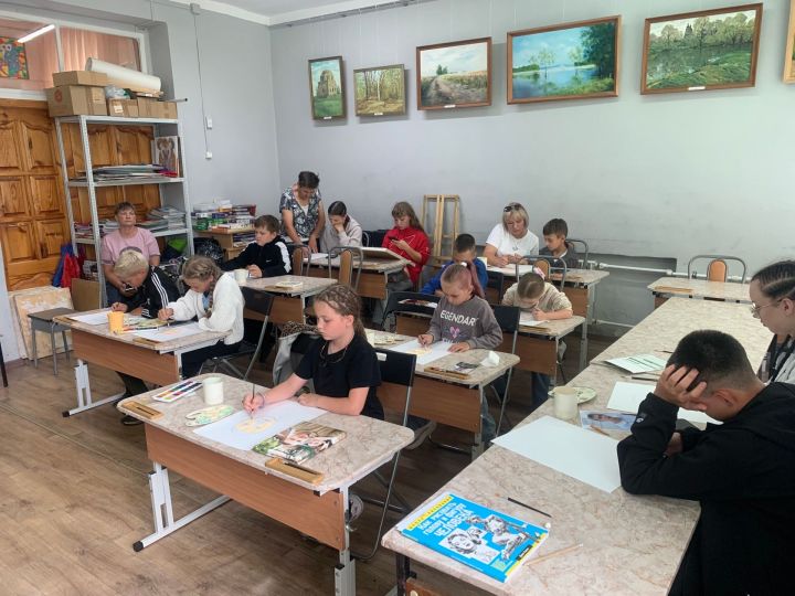 В Болгарской школе искусств дети участников СВО нарисовали портреты своих отцов
