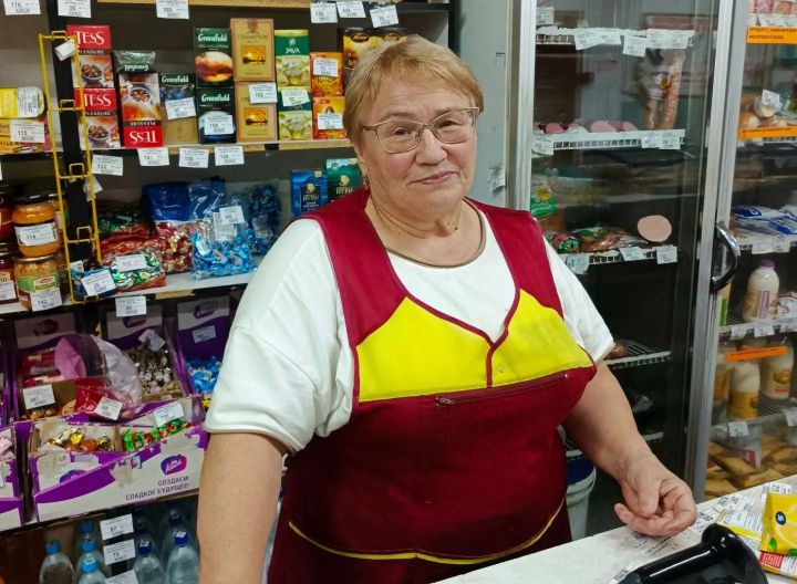 «Мы здесь уже психологи»: 22 года, три продавца и один магазин