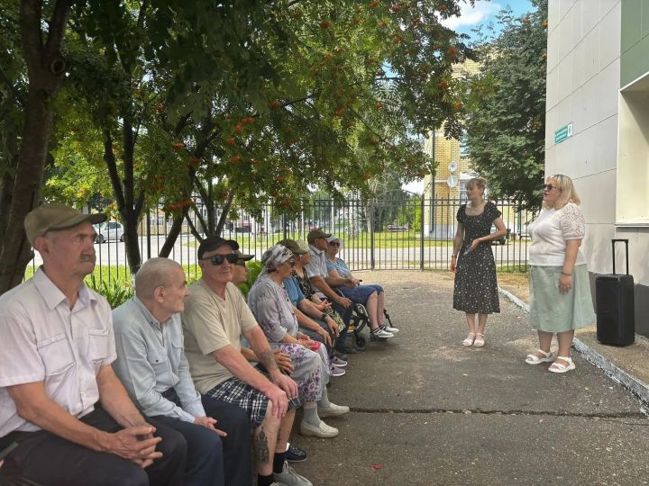 Молодёжь поздравила постояльцев Спасского ДИПИ в Международный день дружбы