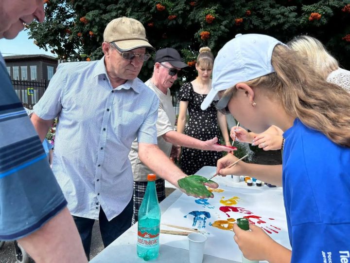 Молодёжь поздравила постояльцев Спасского ДИПИ в Международный день дружбы