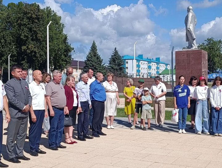 В Болгаре торжественно подняли Государственный флаг России