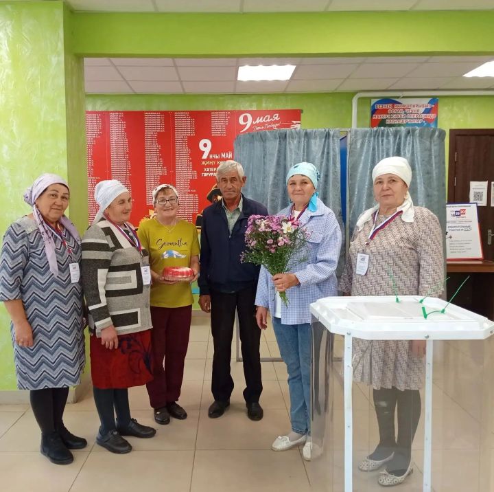 Член избирательной комиссии из Спасского района отметила день рождения на рабочем месте