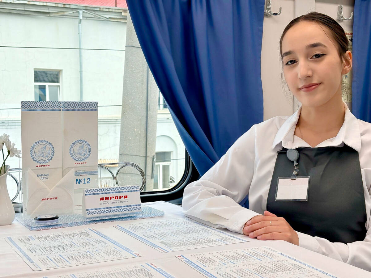 Студенты-железнодорожники в форменной одежде на рабочем месте