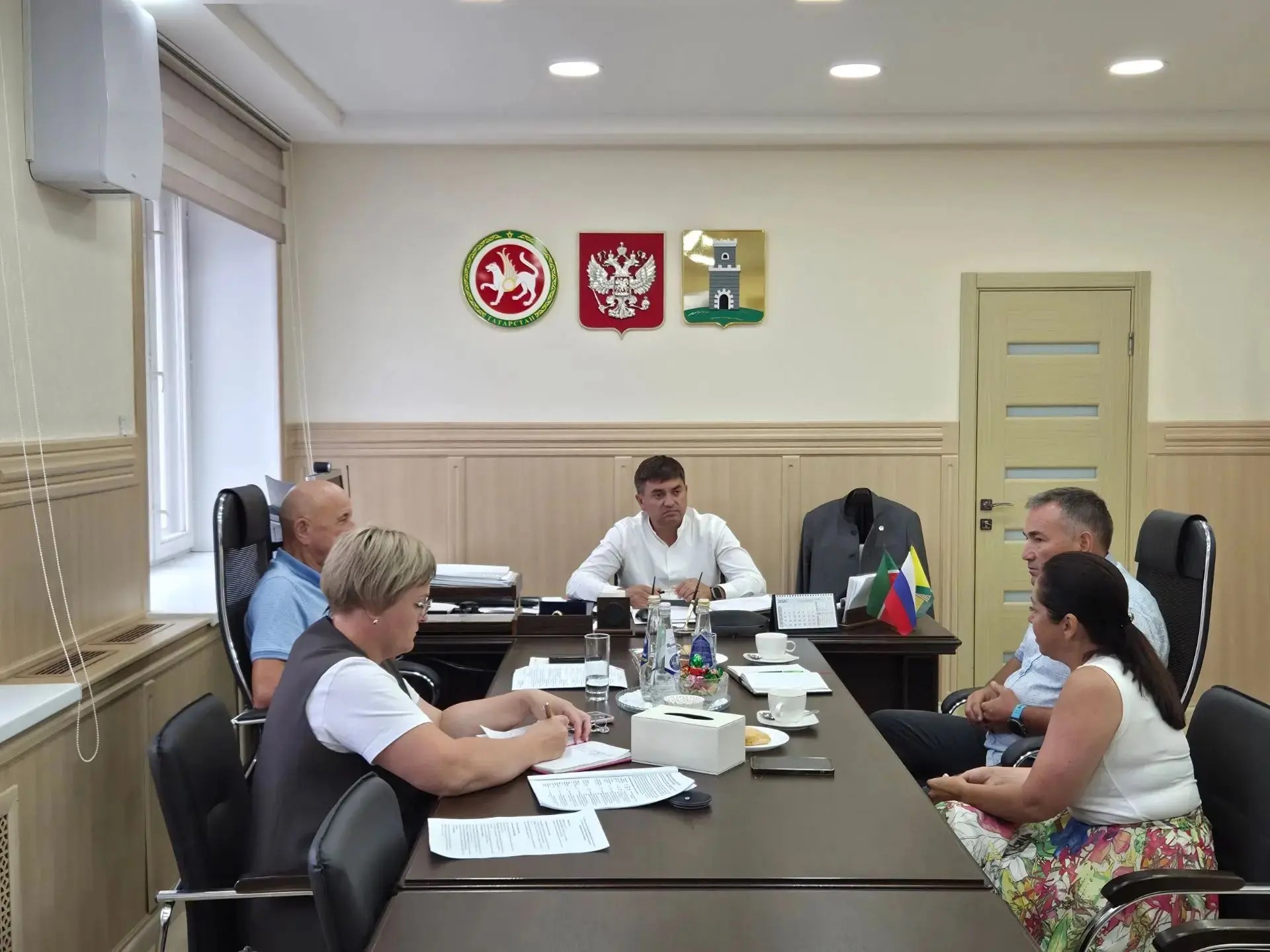 Глава района Роман Исланов встретился с представителем федерации парусного спорта.