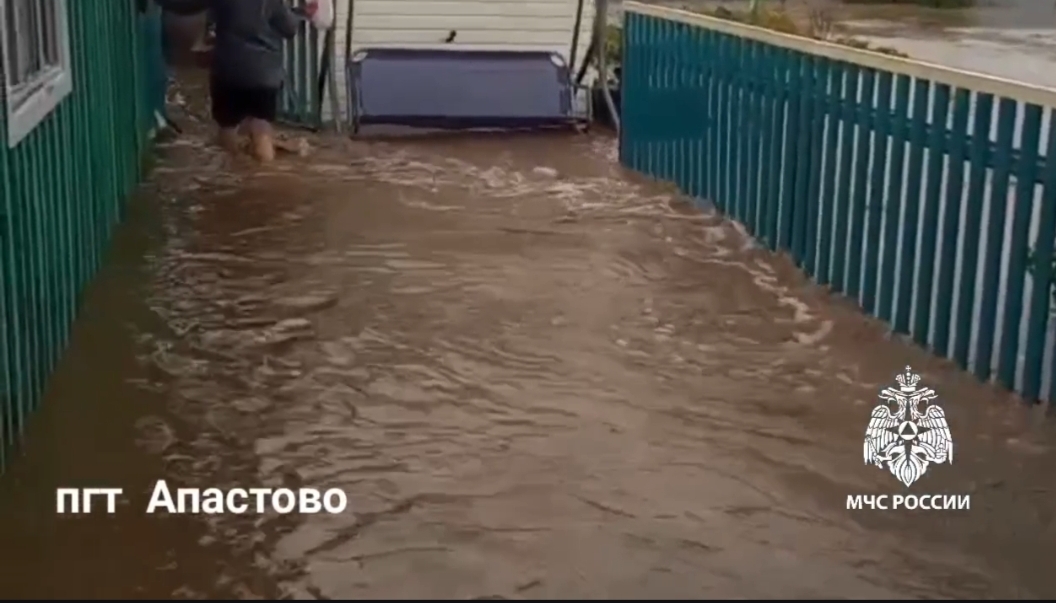 В Апастово вода подтопила жилые дома