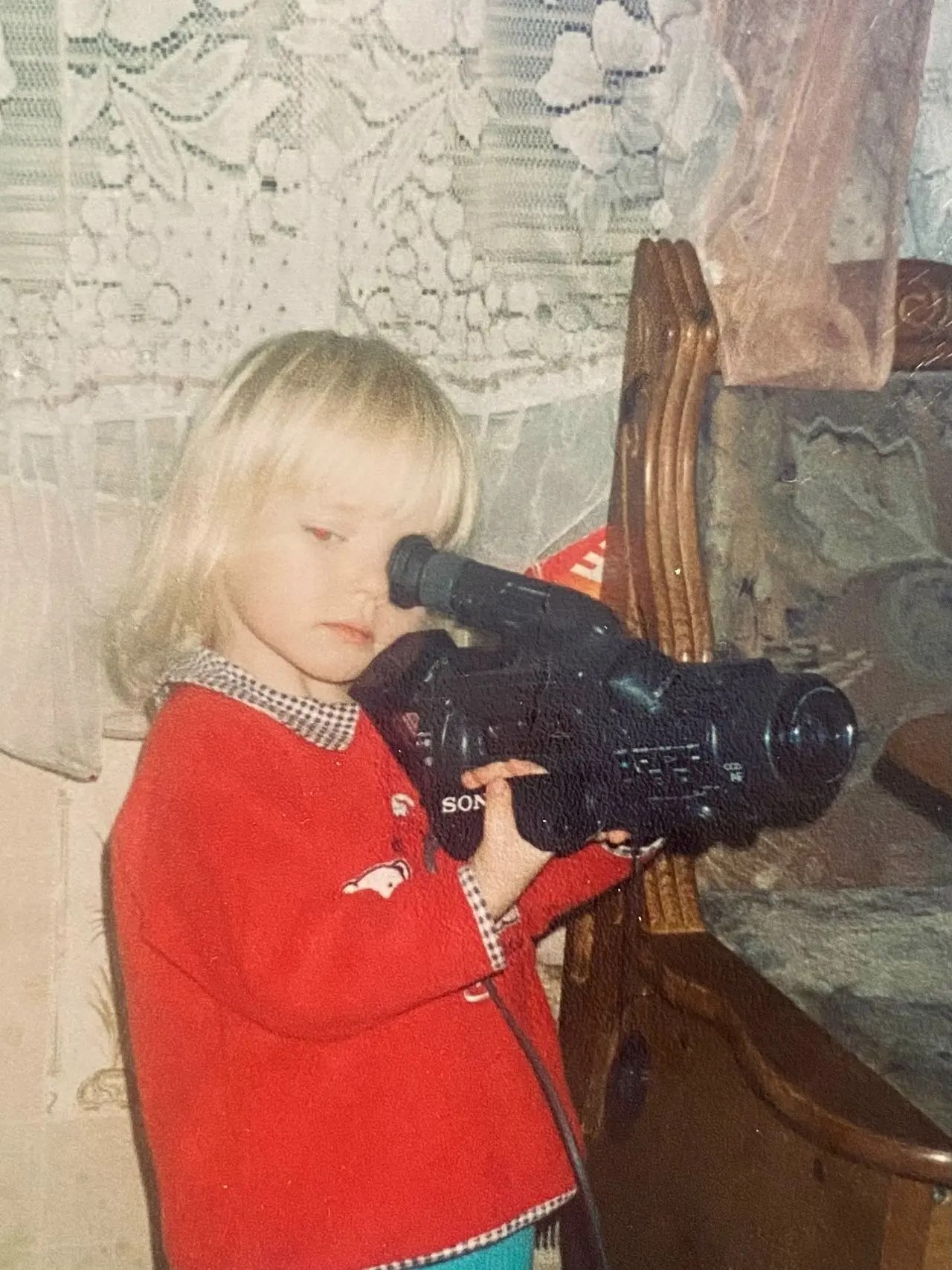 Маленькая Саша уже тогда была увлечена фотографией