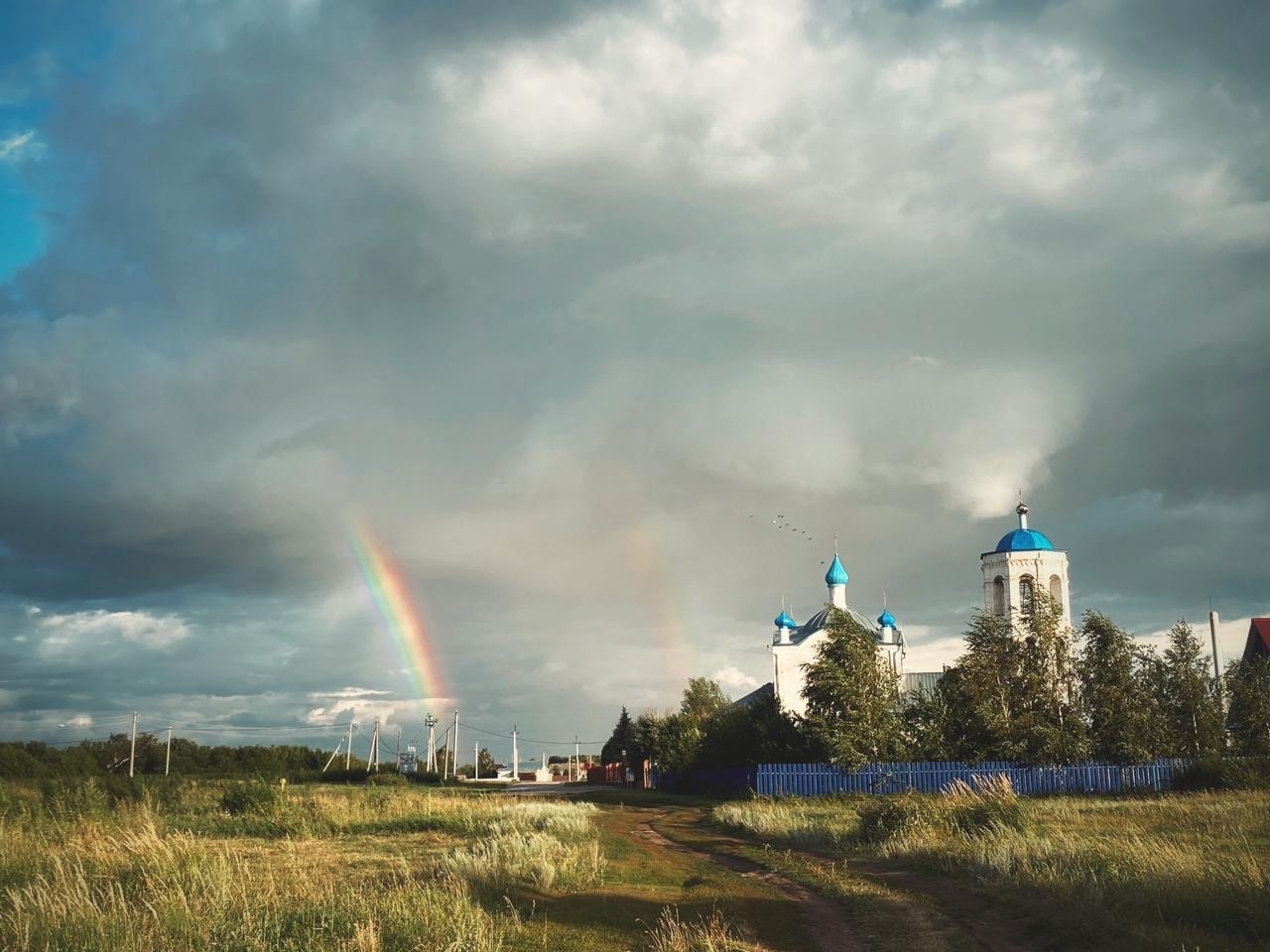 недавно над Полянским храмом появилась радуга, а в небе кружили голуби.