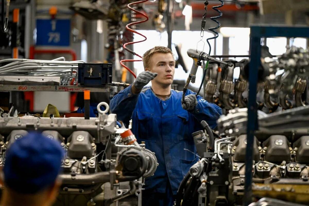300 студентов со всей России начали работать на КАМАЗе осенью