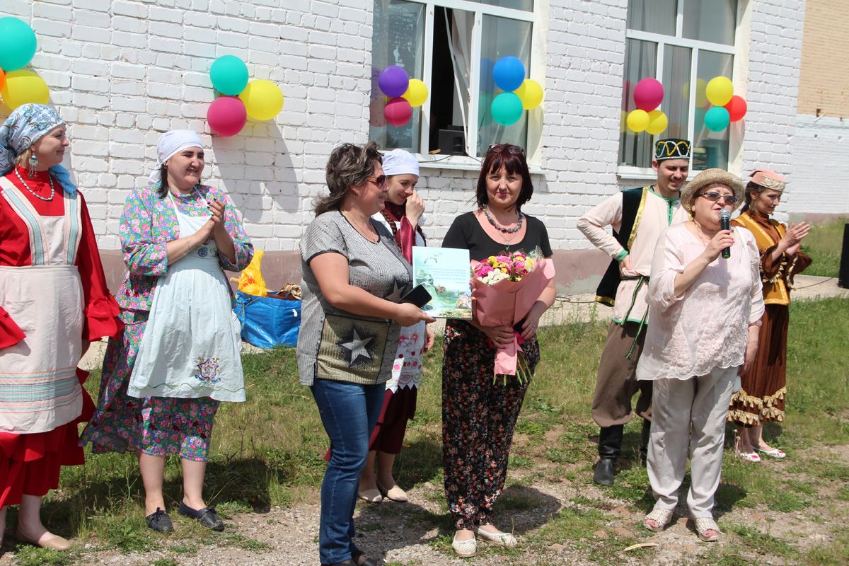 Кунаклар балаларны сөендерде