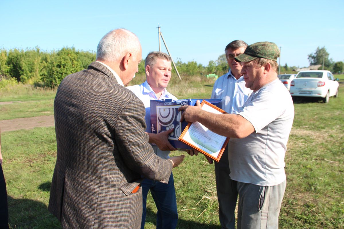 Лучшим хлеборобам Спасского района награды вручили прямо в поле (ФОТО)