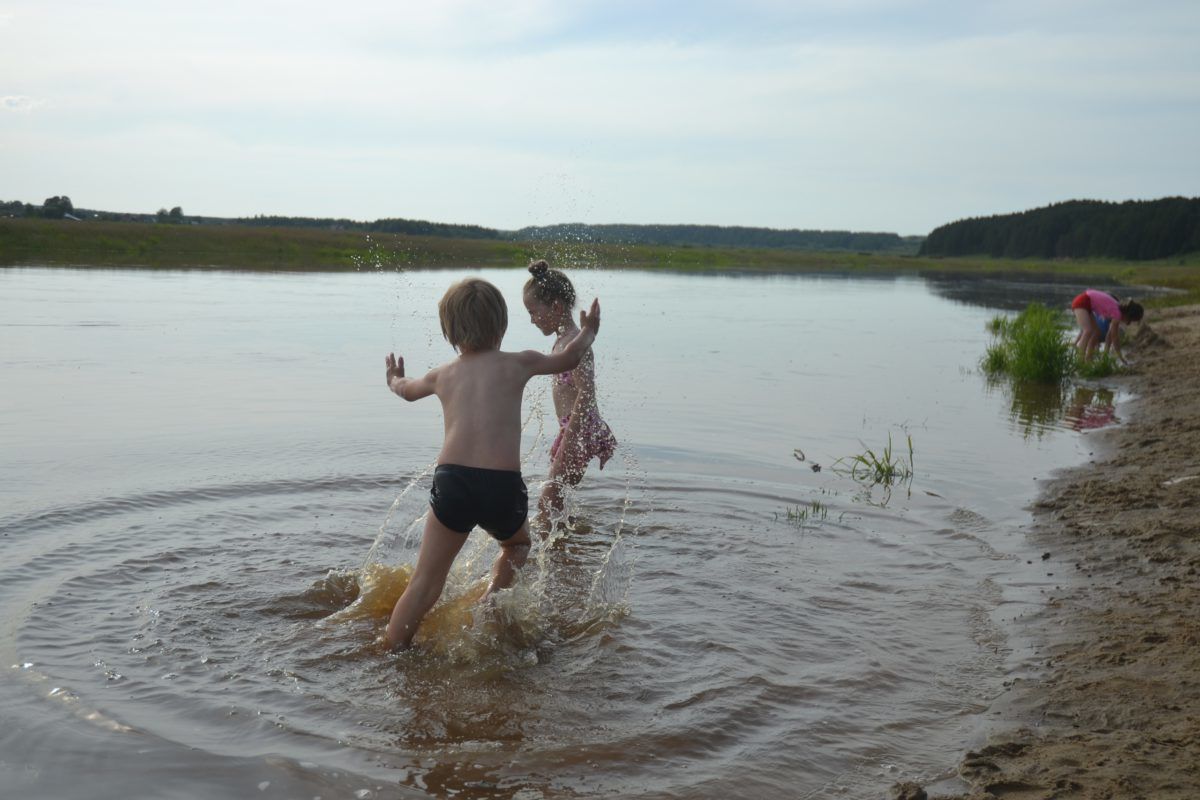 Купаться ездил. Купаемся на речке. Дети купаются в реке. Дети купаются в озере. Дети плавают в реке.