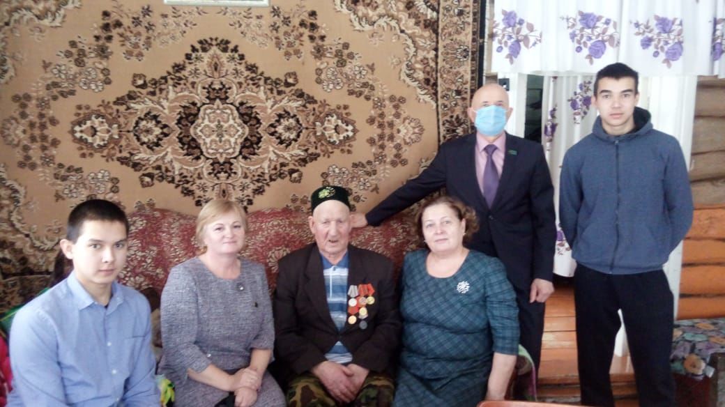 В Татарской Тахтале поздравили долгожителя