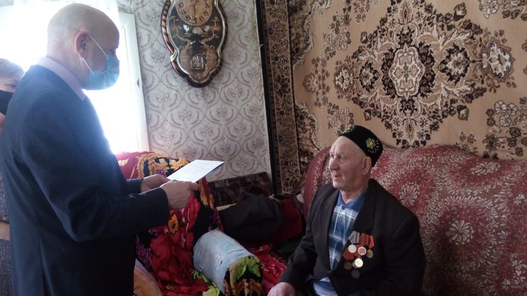 В Татарской Тахтале поздравили долгожителя