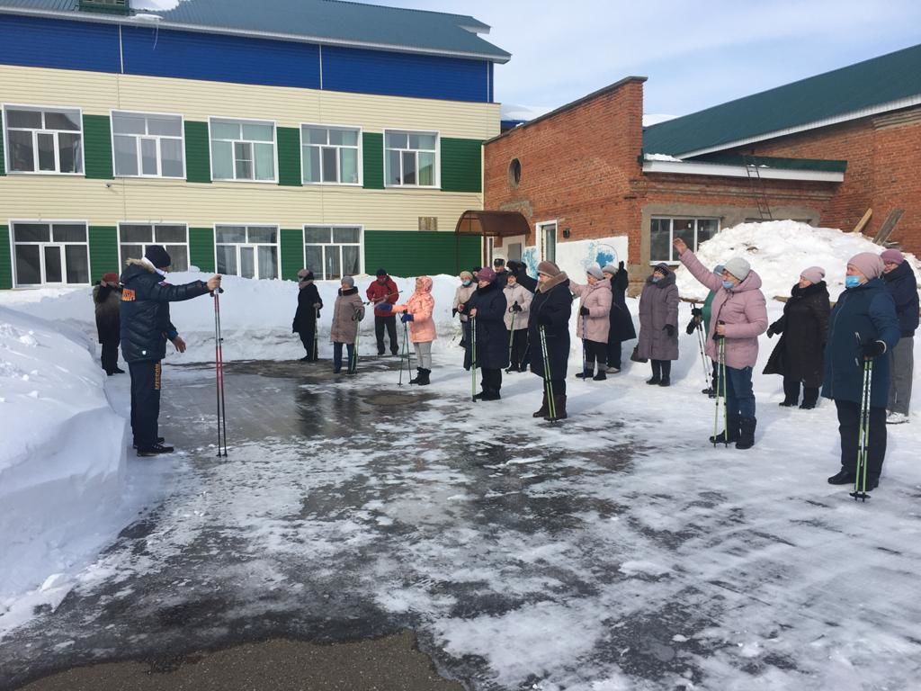 В Болгаре состоялось первое занятие для ветеранов по скандинавской ходьбе