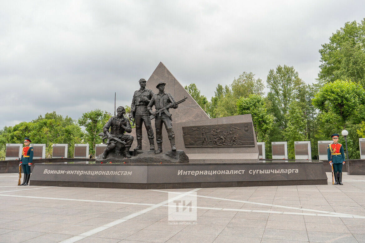 Памятники города казань. Памятник воинам-интернационалистам в парке Победы Казани. Памятник воину Казань парк Победы. Мемориальный комплекс парка Победы Казань. Памятник афганцам в Казани парк Победы.