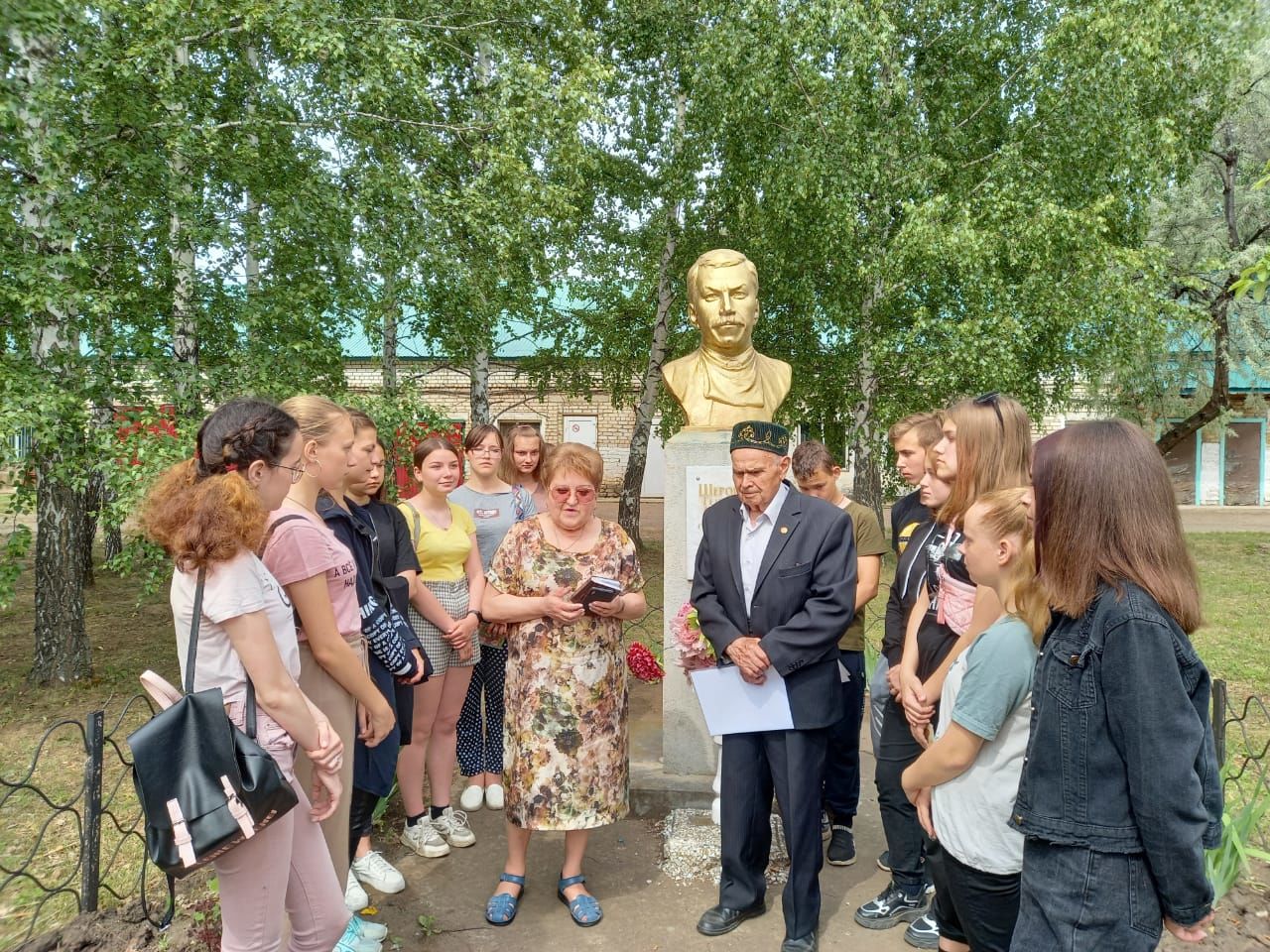 Ребята трудового лагеря первой городской школы посетили памятники Болгара