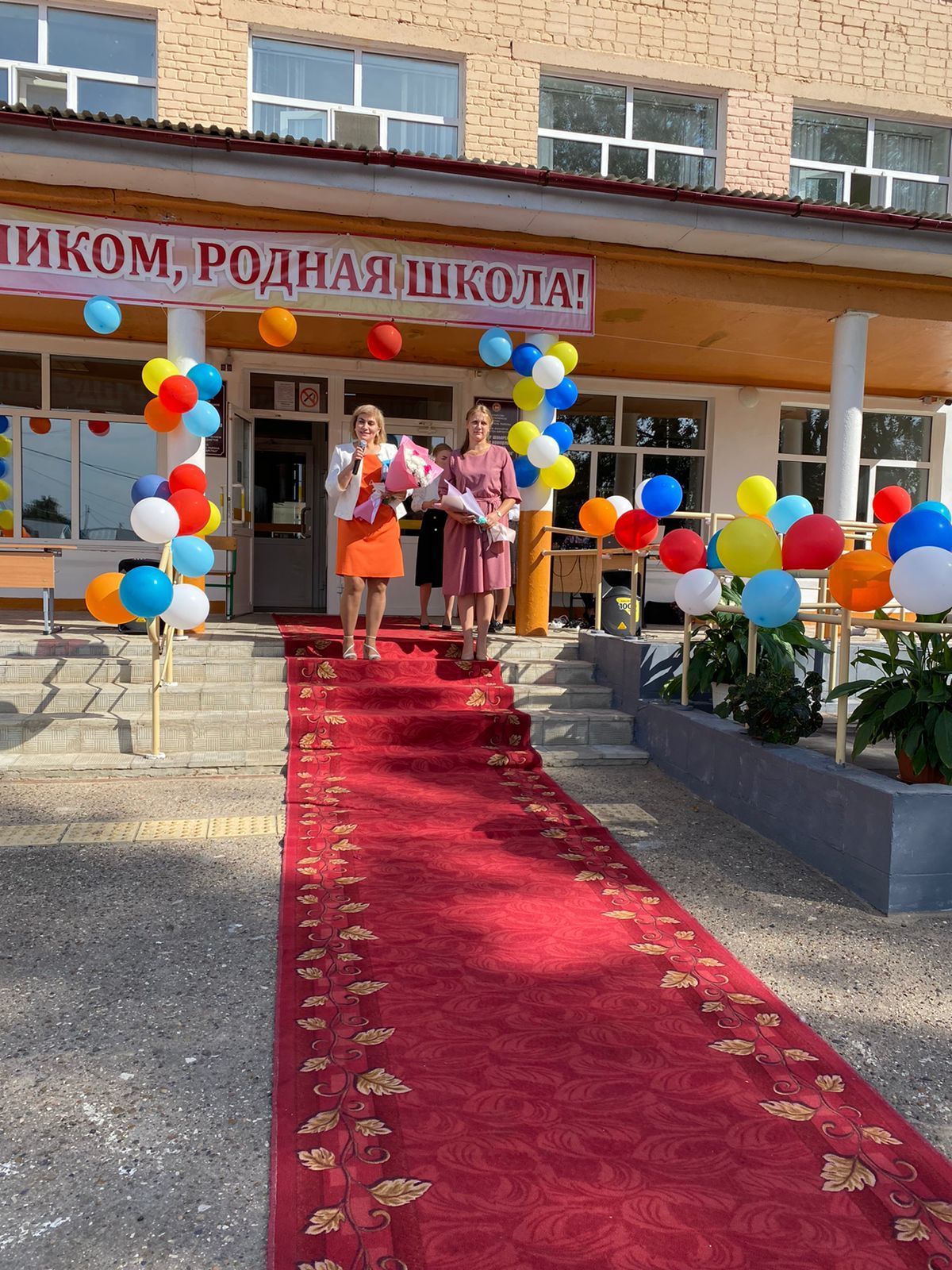 В Болгарской средней школе №1 состоялось торжественная линейка, посвященная Дню знаний