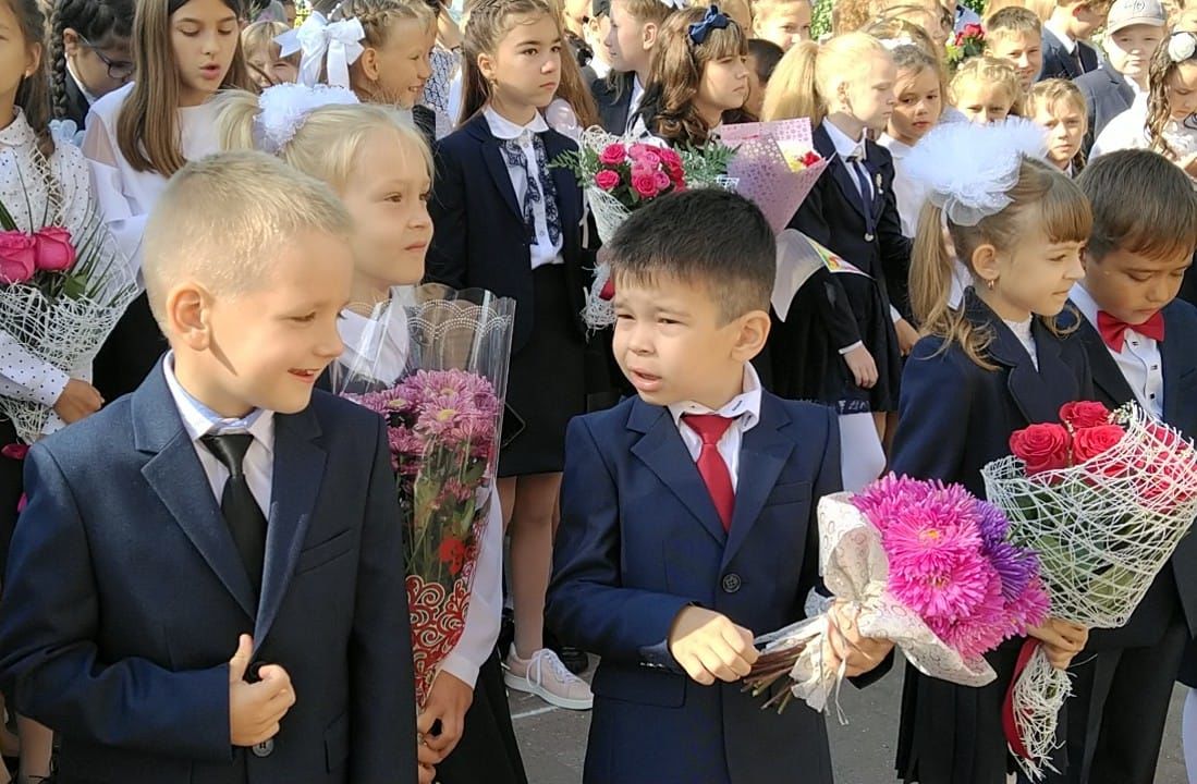 В Болгарской средней школе №2 ко Дню знаний провели торжественную линейку
