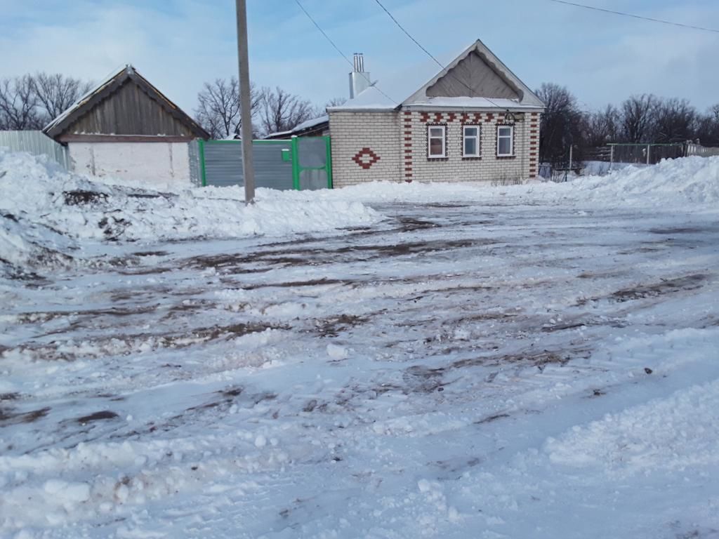 Сотрудники ГИБДД по Спасскому району помогли пожилой женщине почистить снег