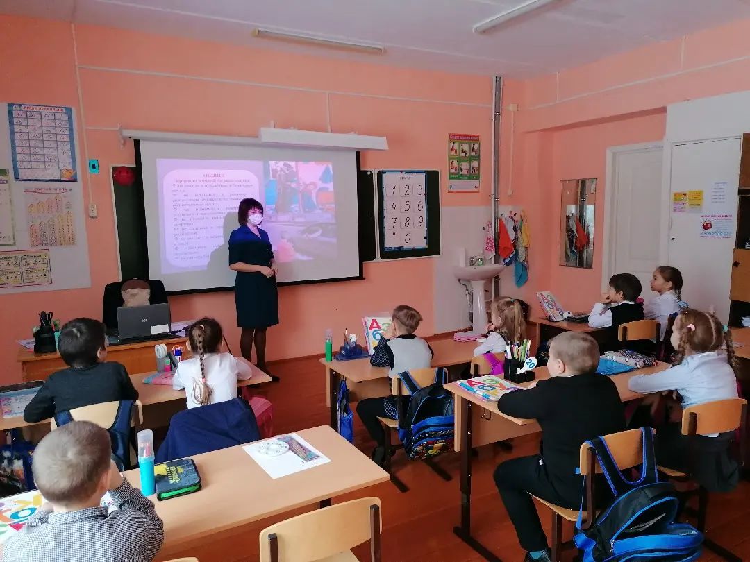 Провели классный. Класс в школе. Школа первого класса. Образовательные учреждения. Для школьных классов.