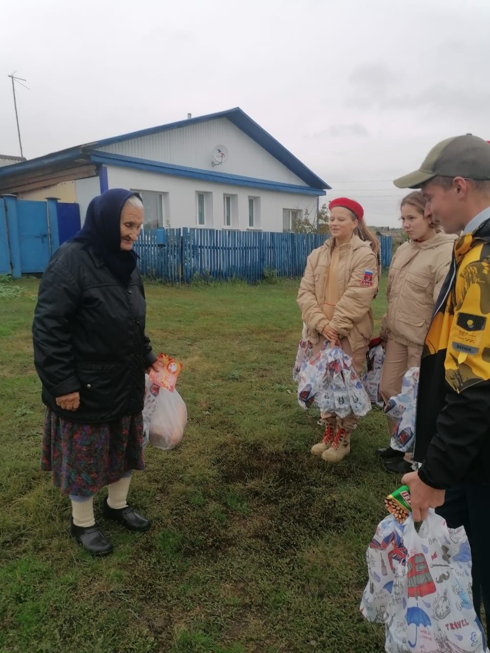 Юнармейцы Полянской школы посетили ветеранов педагогического труда