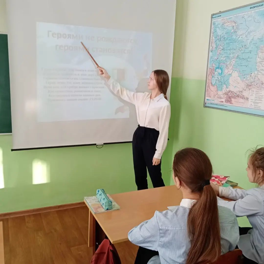 В первой городской школе прошёл информационный час «Героями не рождаются. Ему было всего 19»