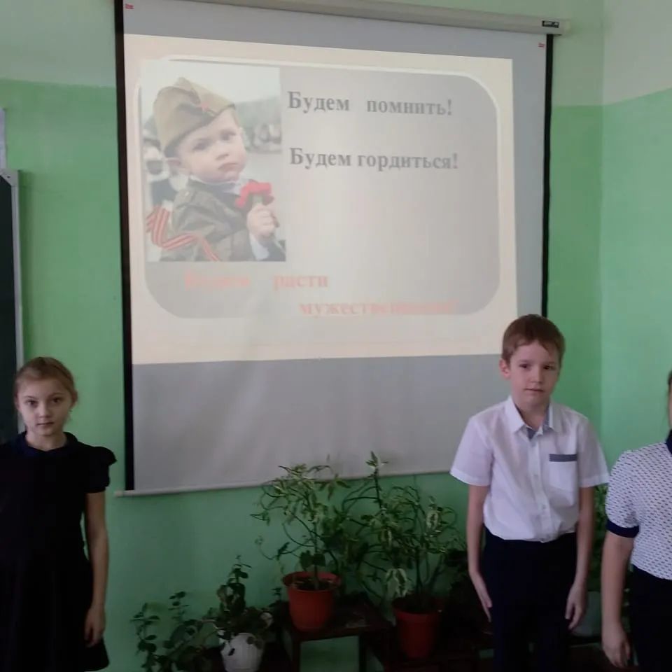 В первой городской школе прошёл информационный час «Героями не рождаются. Ему было всего 19»