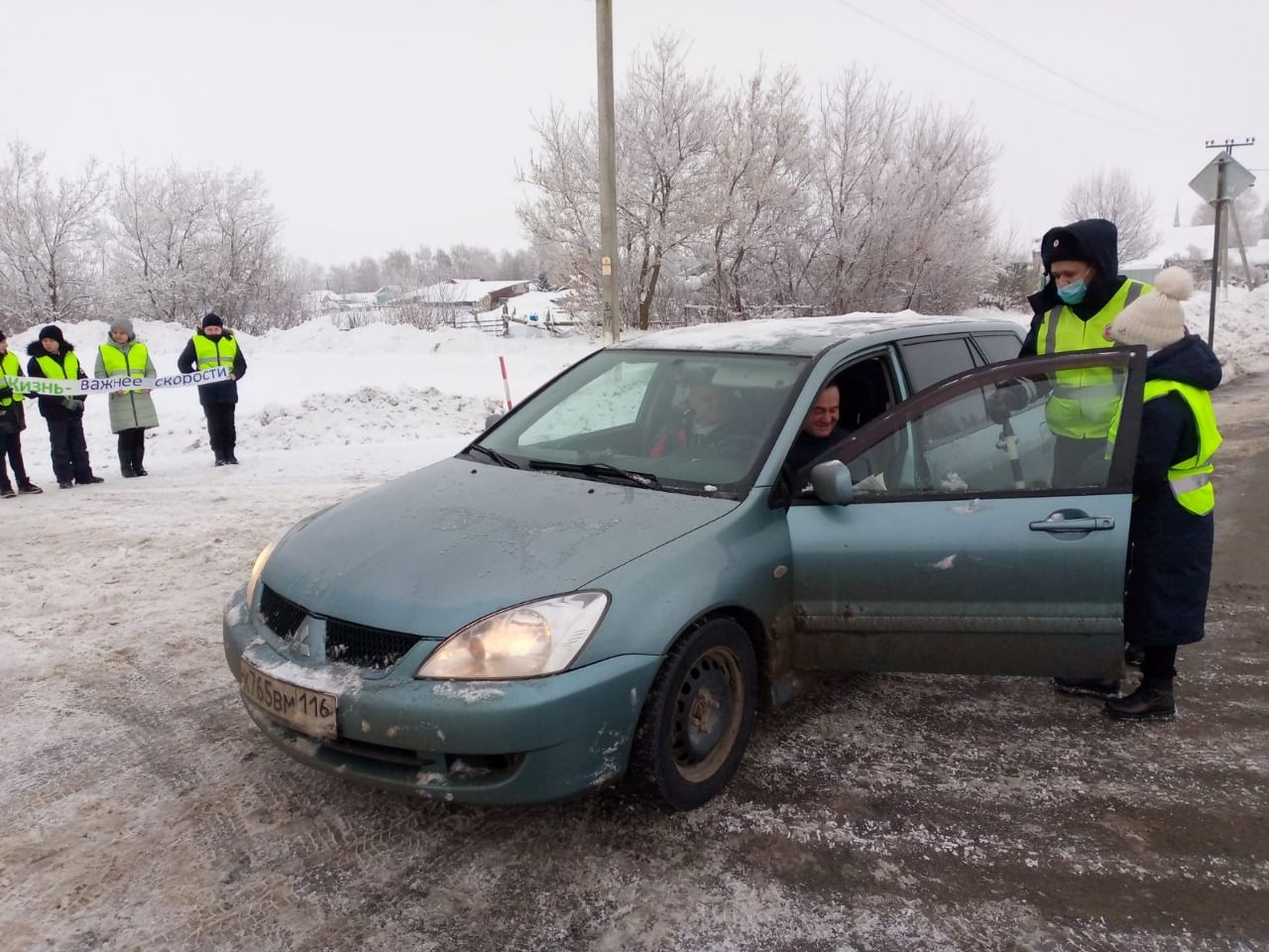 В Татарстане автоинспекторы и их юные помощники провели акцию «Жизнь важнее скорости»