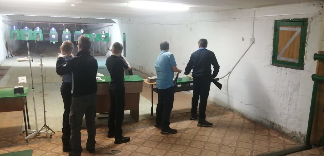 Юнармейцы первой городской школы посетили стрелковый тир ДОСААФ 