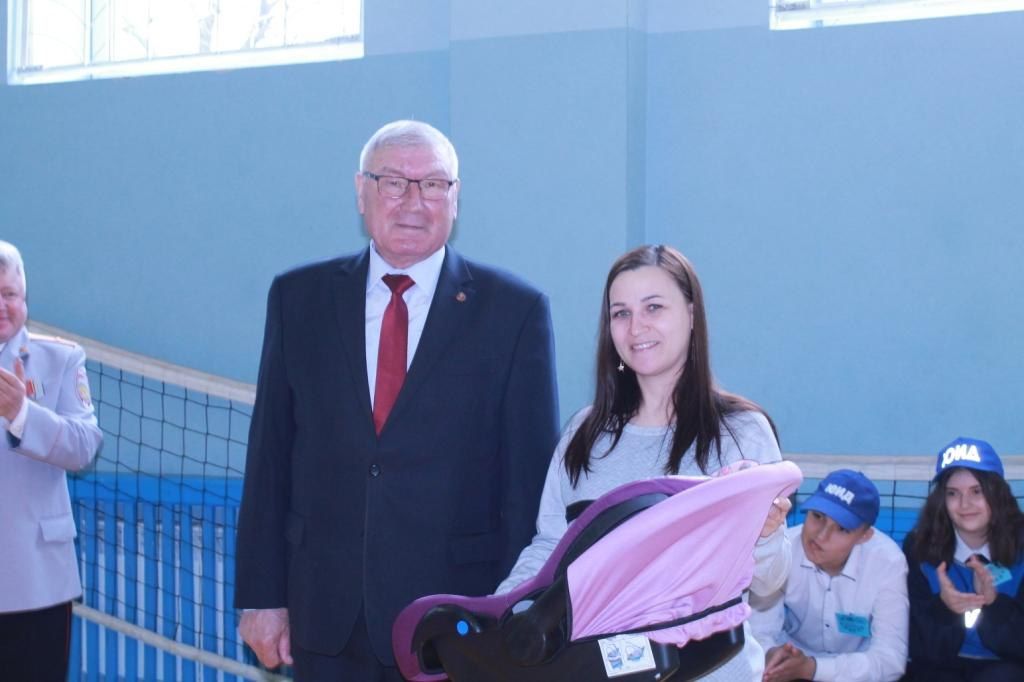 В Татарстане многодетные семьи получили детские автокресла от ветеранов Госавтоинспекции