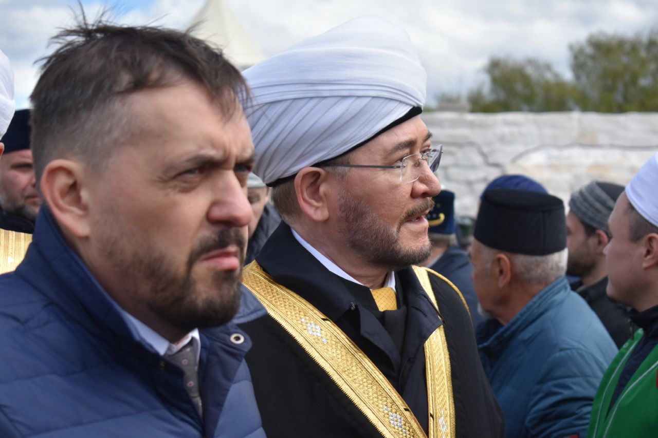 Участники «Изге Болгар жыены» на территории Соборной мечети совершили полуденный намаз