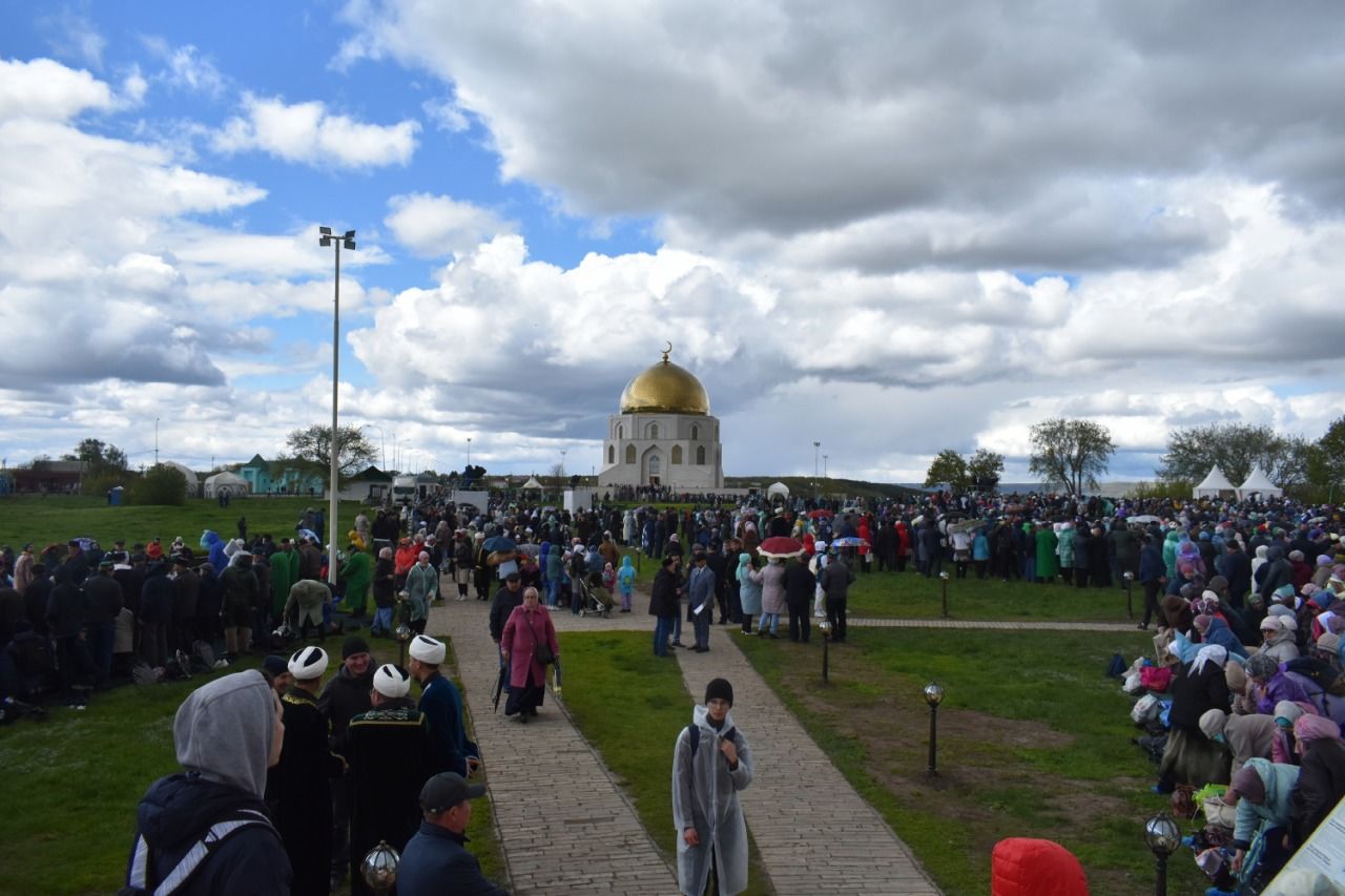Участники «Изге Болгар жыены» на территории Соборной мечети совершили полуденный намаз