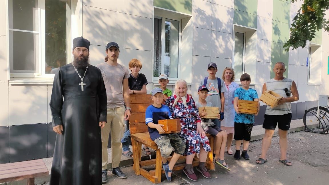 Воспитанники приходского столярного кружка Болгара продолжают благоустройство дворов