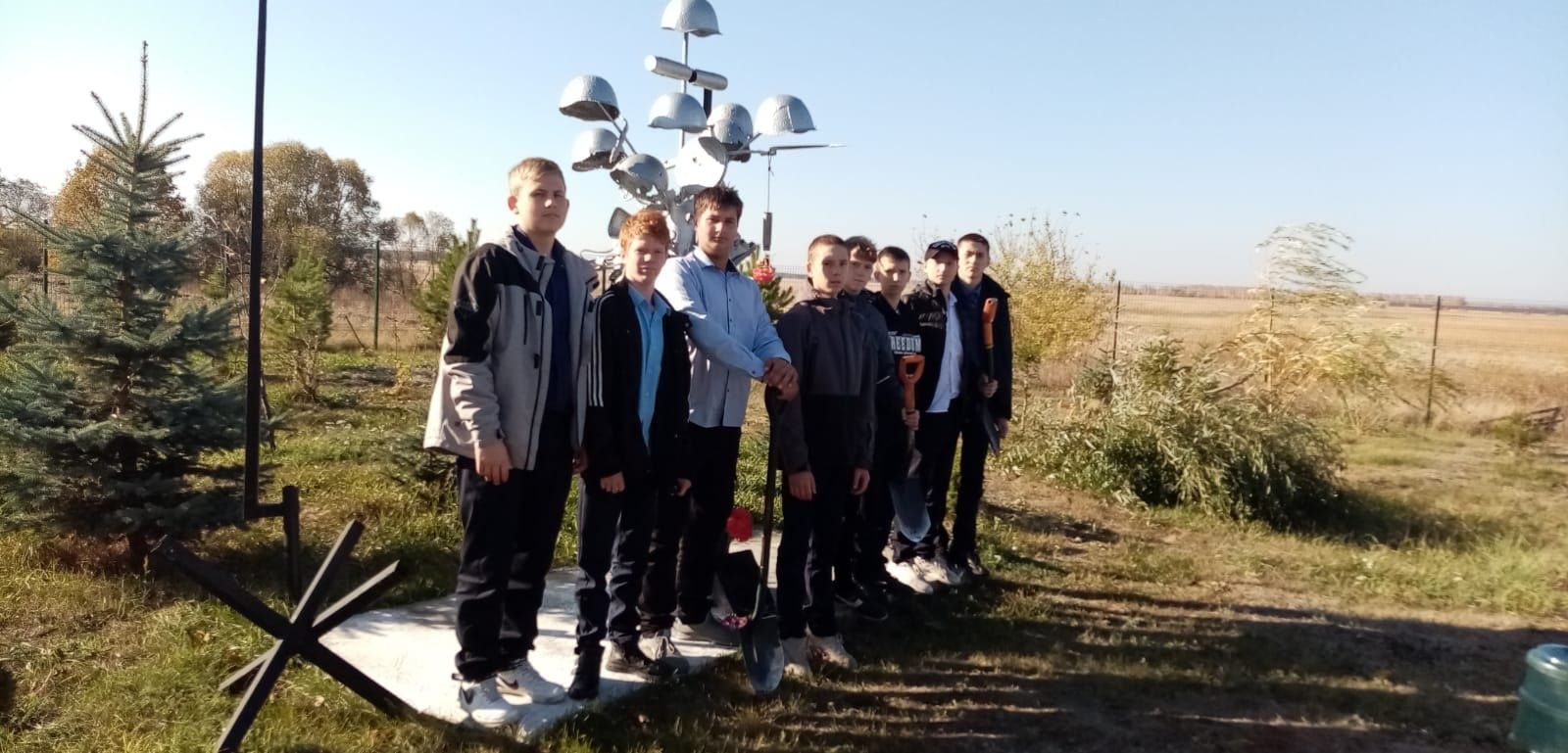 В парке «Памяти павших» села Ким высадили хвойные деревья