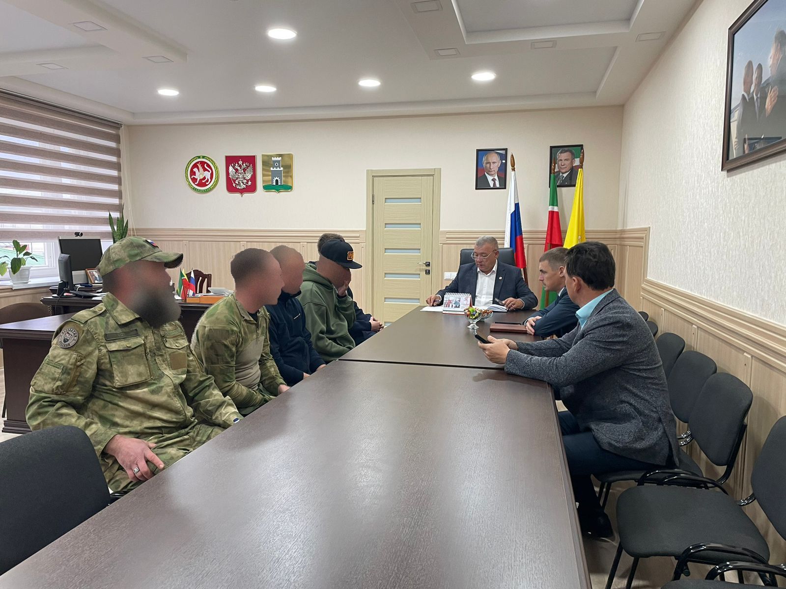 Спас районы башлыгы ялга кайткан хәрбиләр белән очрашты