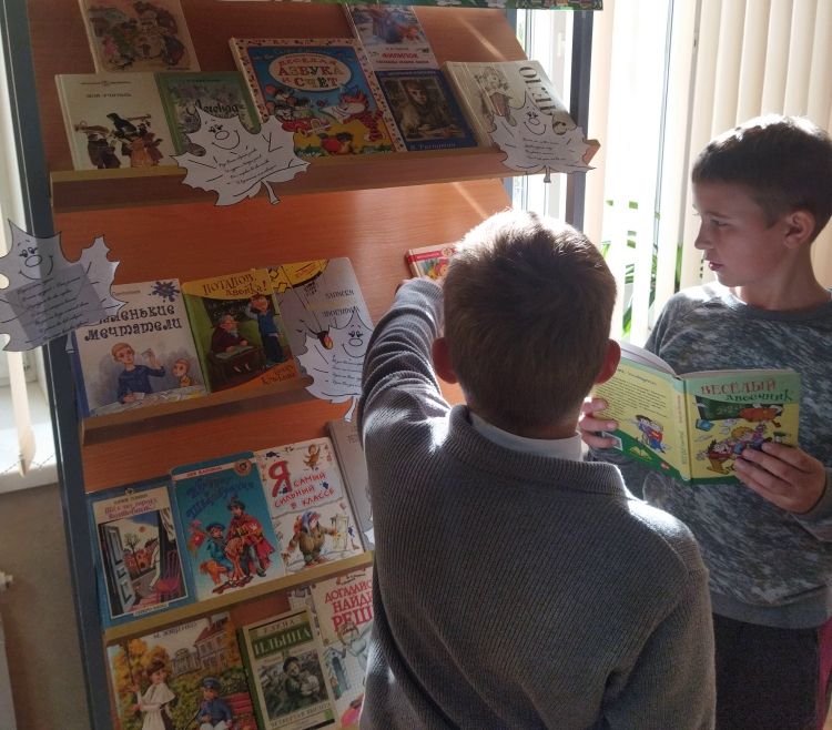 В детской библиотеке открылась книжная выставка-поздравление «Учат в школе, учат в школе, учат в школе!»
