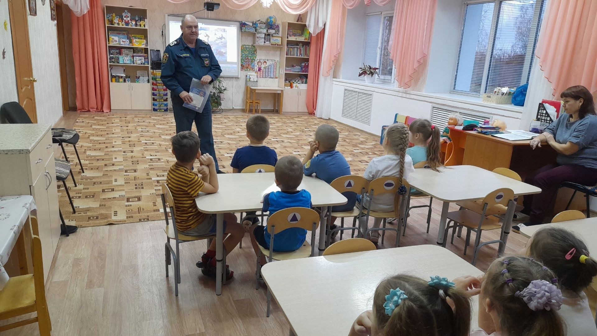 В ряде школ и детских садов прошли занятия по безопасности на воде в зимний период