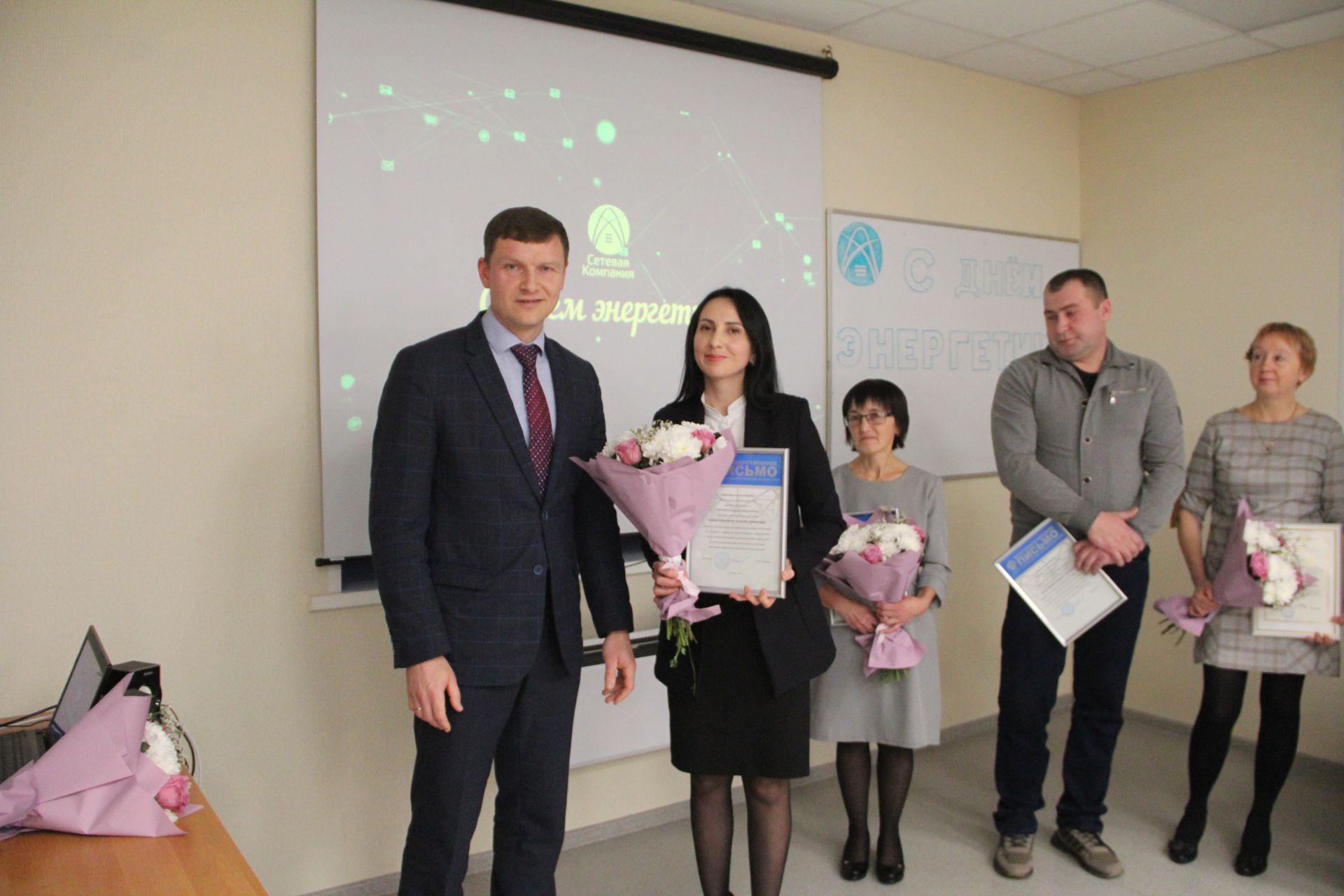 Спасских энергетиков поздравили с профессиональным праздником