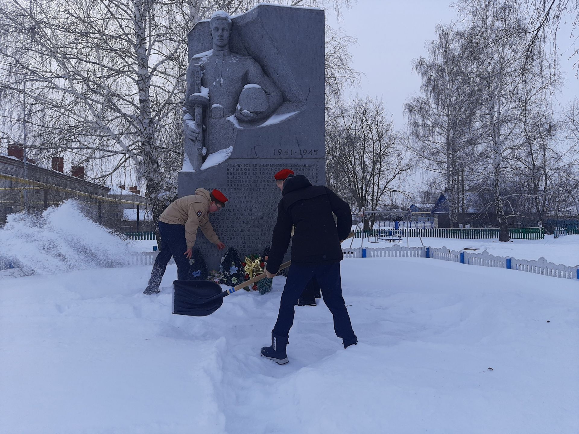Юнармейцы Кимовской школы приняли участие в акции по очистке от снега памятника воинам-землякам