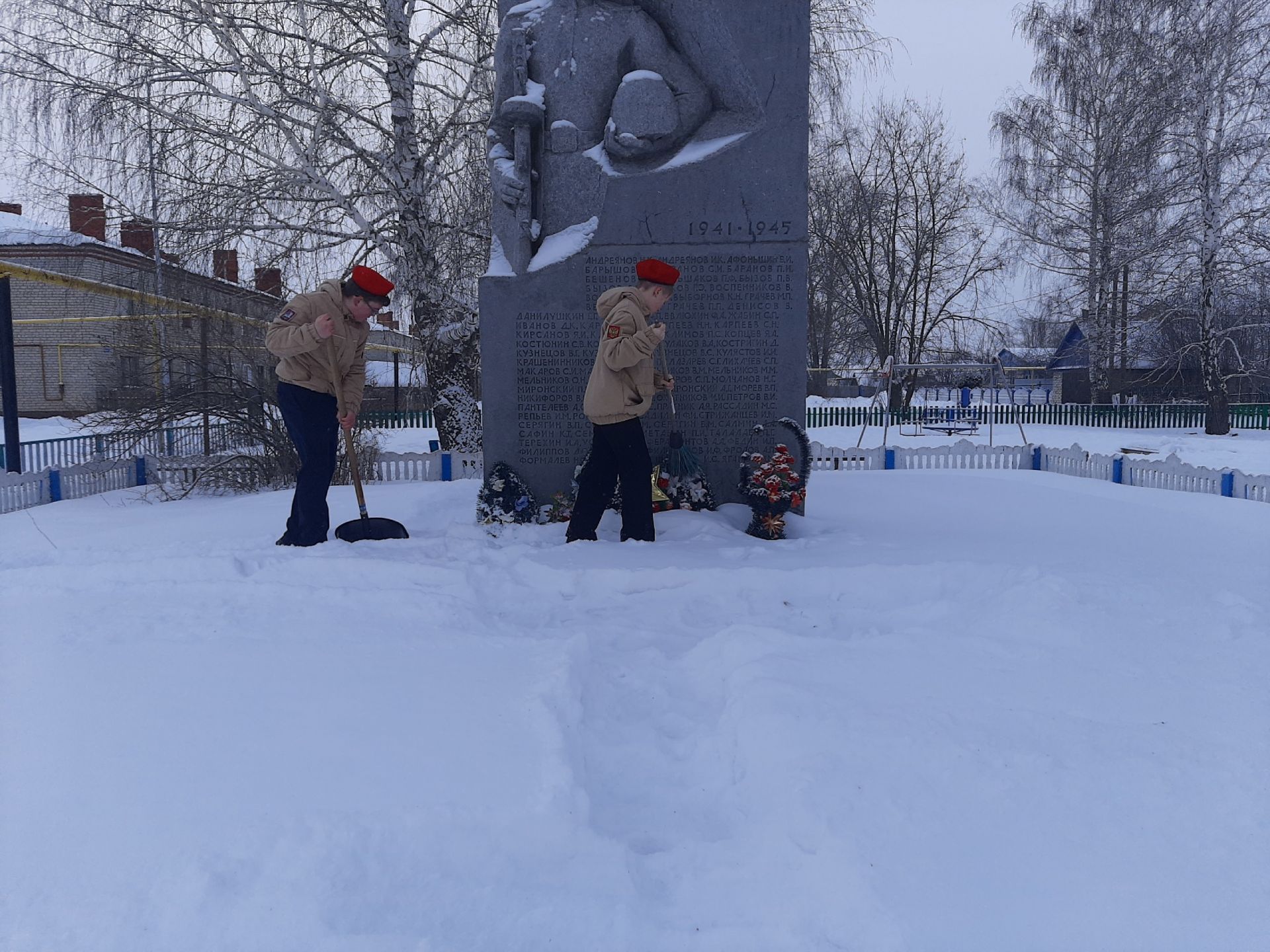 Юнармейцы Кимовской школы приняли участие в акции по очистке от снега памятника воинам-землякам