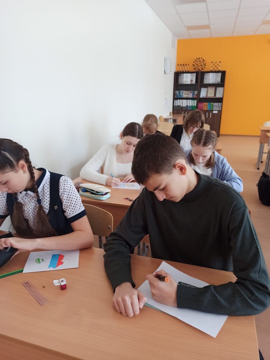 Ученики первой школы Болгара приняли участие в коллективном рисовании на военную тему