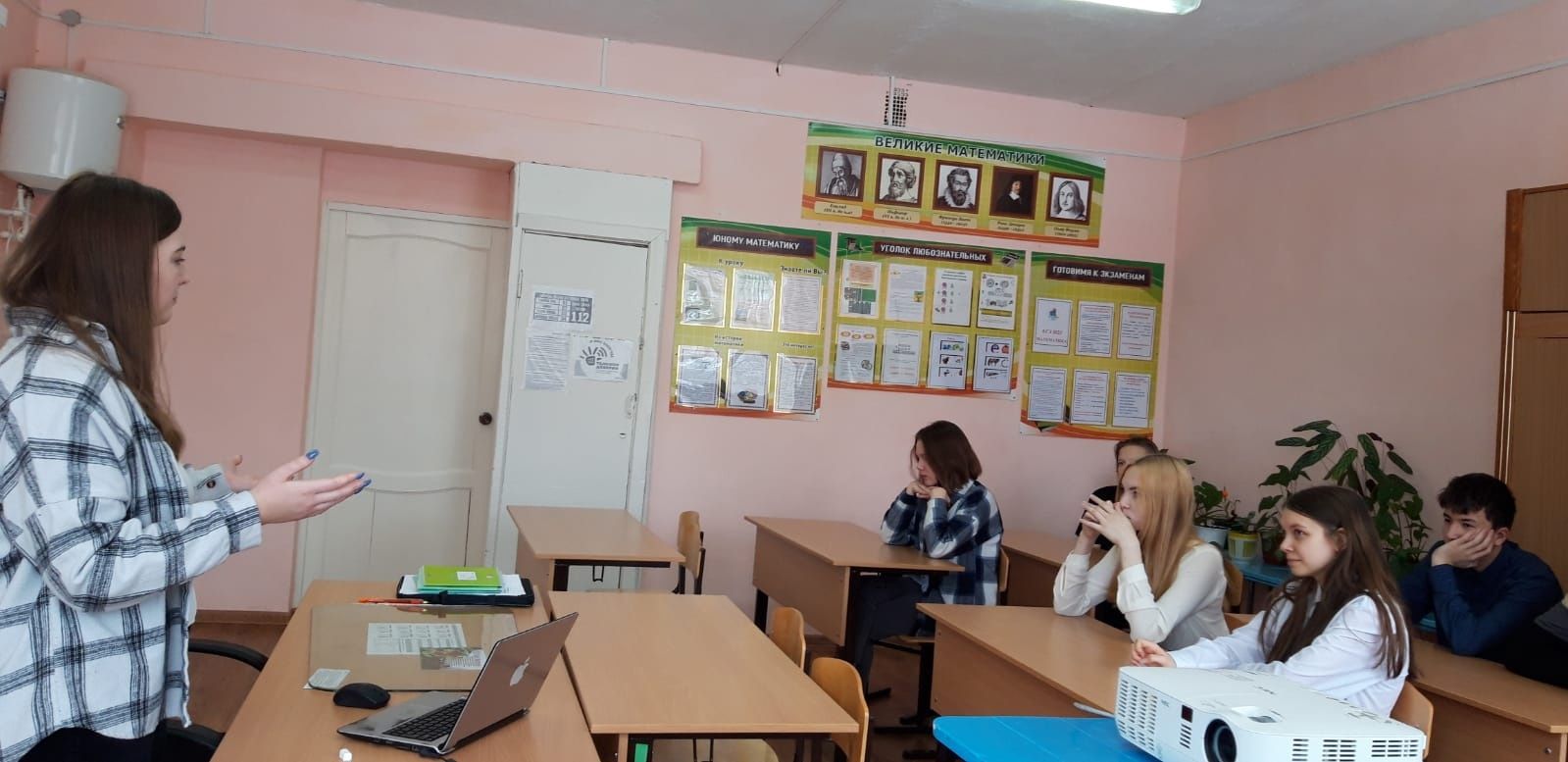 Полянскую школу посетила выпускница школы