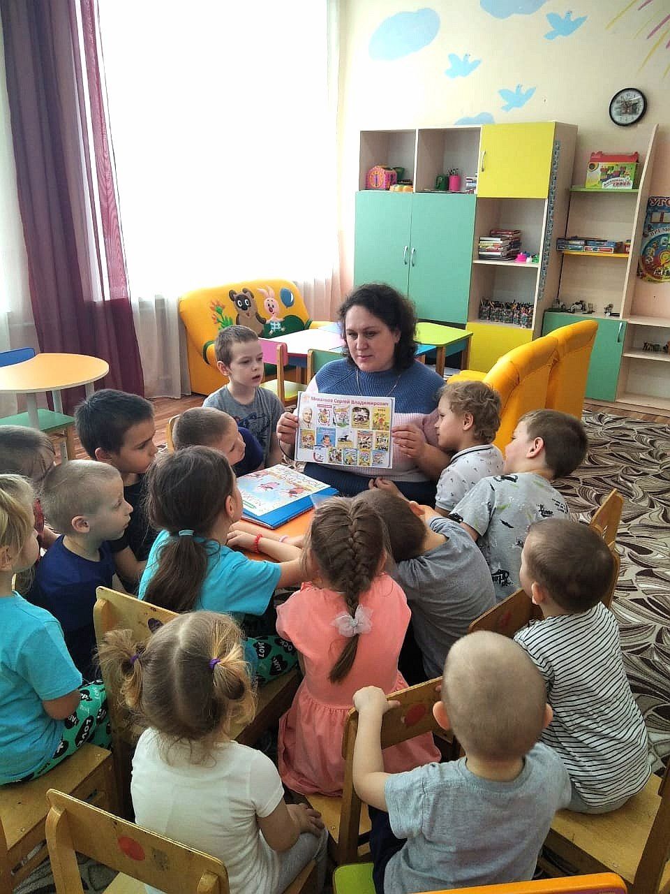 Для воспитанников детского сада «Три Озера» провели громкие чтения «Поэт из страны Детства»