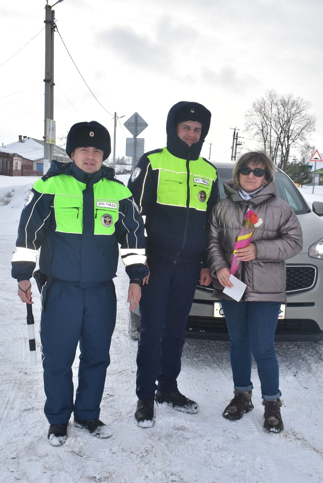 Сотрудники ГИБДД по Спасскому району поздравили автоледи с 8 Марта