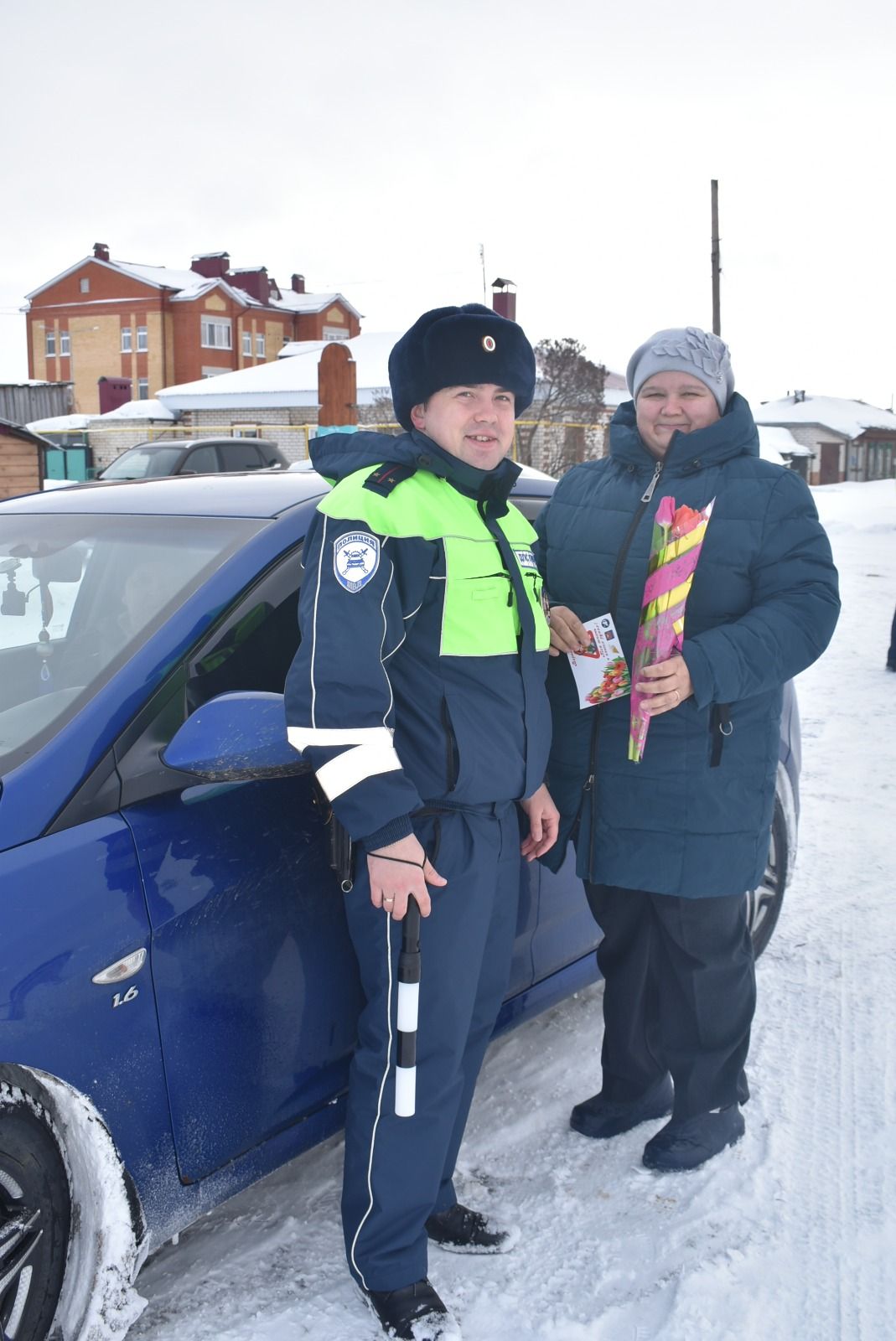 Сотрудники ГИБДД по Спасскому району поздравили автоледи с 8 Марта