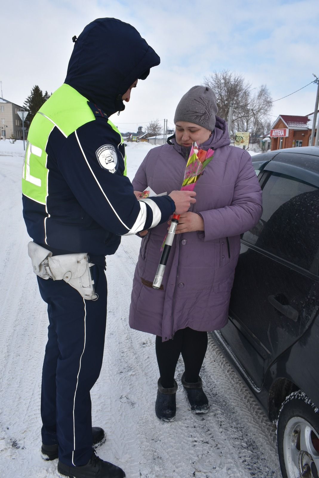 Сотрудники ГИБДД по Спасскому району поздравили автоледи с 8 Марта