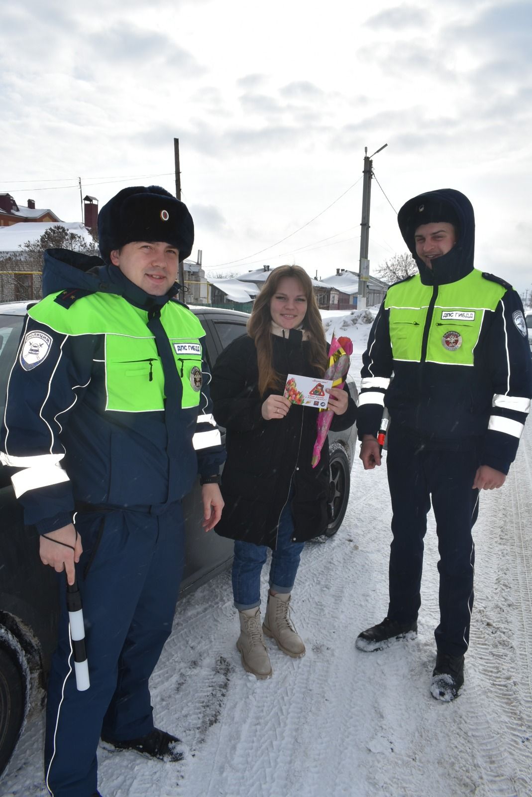 Сотрудники ГИБДД по Спасскому району поздравили автоледи с 8 Марта