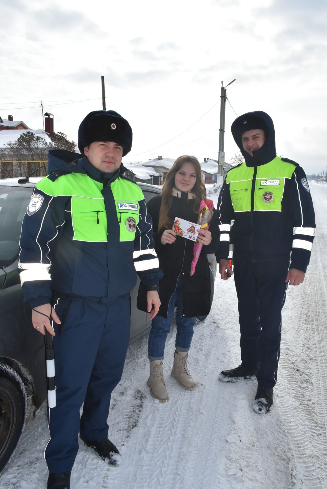 Сотрудники ГИБДД по Спасскому району поздравили автоледи с 8 Марта