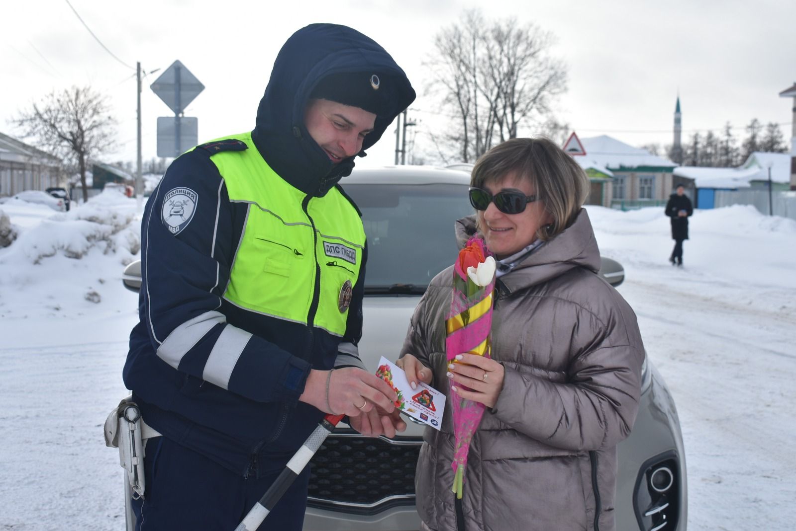 Сотрудники ГИБДД по Спасскому району поздравили автоледи с 8 Марта